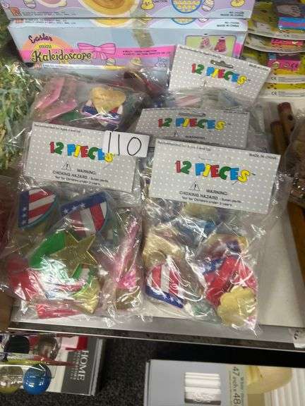 12PCS PLASTIC TOY BADGE SET