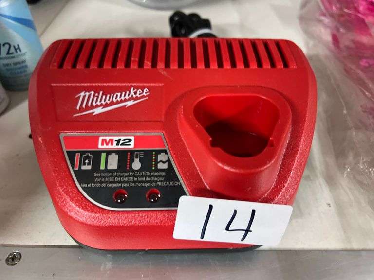 MILWAUKEE M12 BATTERY CHARGER 48-59-2401 IN WORKING CONDITION