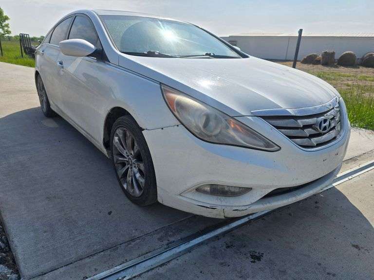 2011 HYUNDIA SONATA VIN# 5NPEC4AC1BH204938 HAS KEY HAS TITLE RUNS AN DRIVES HAS SUNROOF COLD AC AT T