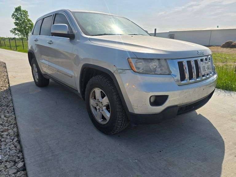 2013 JEEP GRAND CHEROKEE VIN# 1C4RJEAG3DC574058 HAS KEY HAS TITLE RUNS AN DRIVES HAS COLD AC AT TIME