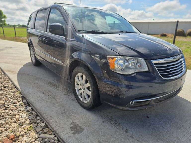 2013 CHRYSLER TOWN & COUNTRY VIN# HAS KEY HAS TITLE RUMS AM DRIVES SEE DESCRIPTION