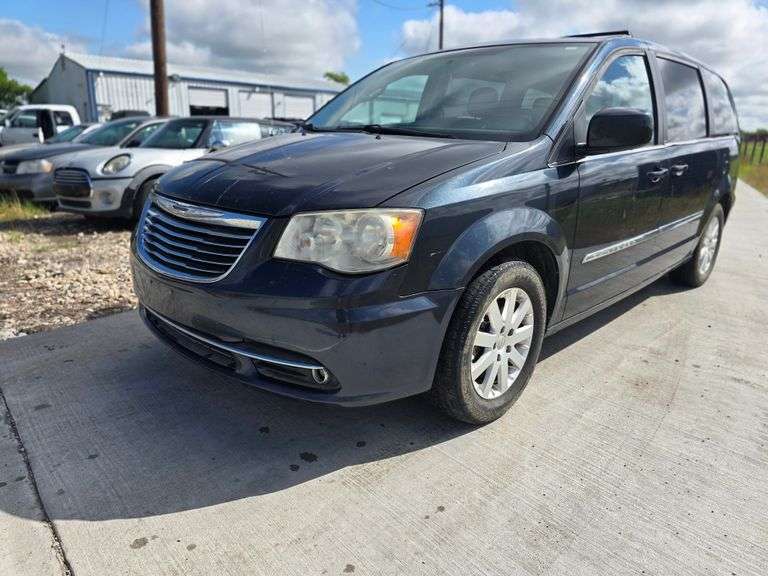 2013 CHRYSLER TOWN & COUNTRY VIN# HAS KEY HAS TITLE RUMS AM DRIVES SEE DESCRIPTION