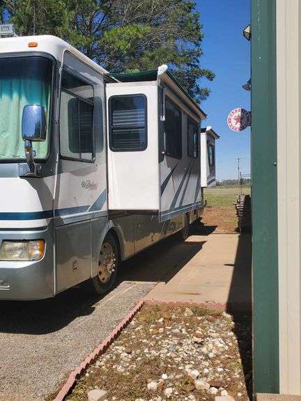 02 Monaco diplomat HAS KEY HAS TITLE RUNS AN DRIVES SEE DESCRIPTION 10% BUYERS PREMIUM ON THIS LOT