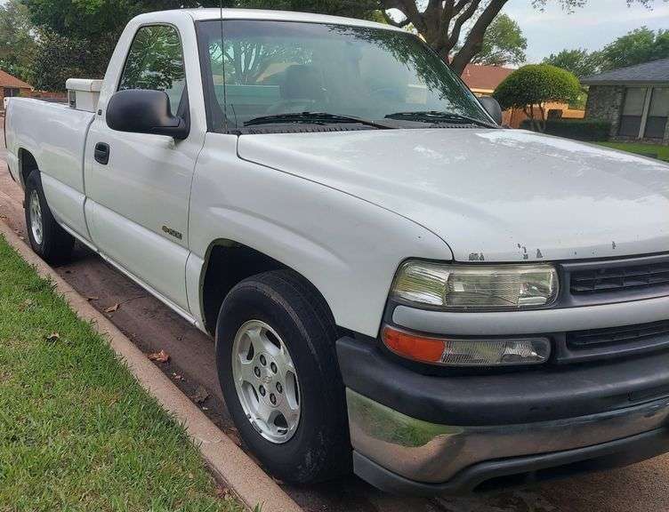 2002 Chevrolet Silverado VIN# 1GCEC14V02Z246215 HAS KEY HAS TITLE RUNS AN DRIVES SEE DESCRIPTION