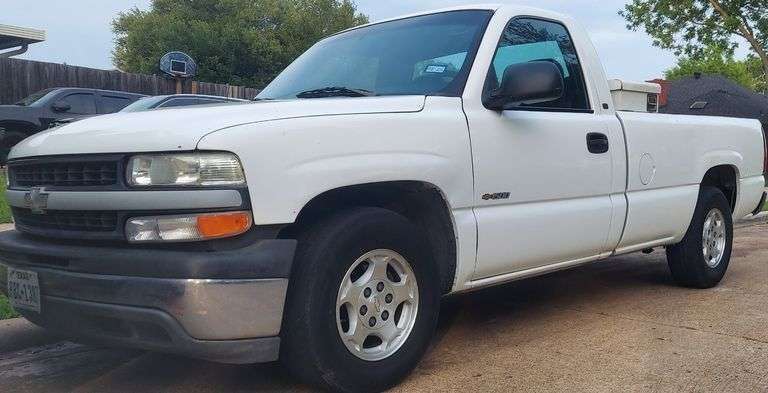 2002 Chevrolet Silverado VIN# 1GCEC14V02Z246215 HAS KEY HAS TITLE RUNS AN DRIVES SEE DESCRIPTION