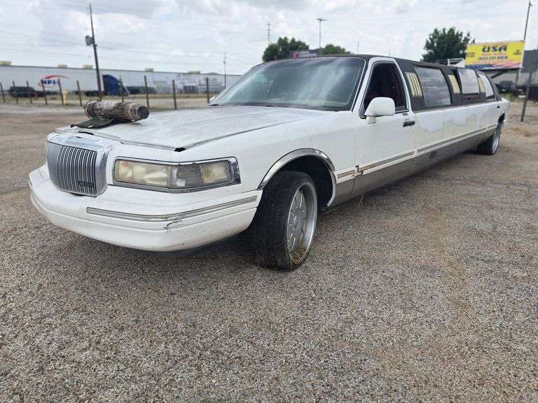 1995 LINCOLN TOWNCAR LIMO VIN# 1LNLM81W1SY702279 NO KEY BILL OF SALE SEE DESCRIPTION