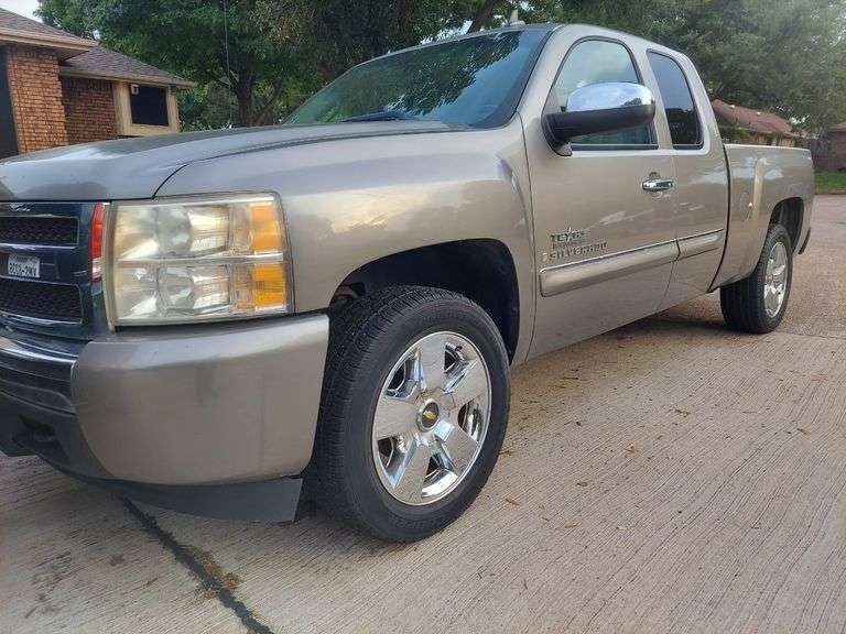 2009 Chevrolet Silverado VIN# 1GCEC29J59Z157519 HAS KEY HAS TITLE RUNS AN DRIVES SEE DESCRIPTION