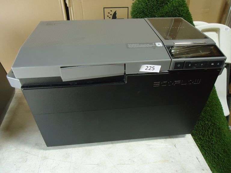 ECOFLOW CUBE ELECTRIC ICE CHEST ONLY. NO CORD OR BATTERY. CRACKED SCREEN BROKEN HANDLE