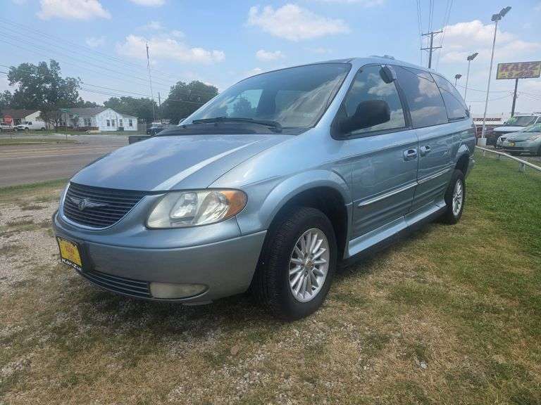 2003 CHRYSLER TOWN AN COUNTRY HANDICAP VAN VIN# 2C8GP64L43R200244 HAS KEY HAS TITLE RUNS AN DRIVES SEE DESCRIPTION