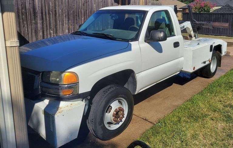 2005 GMC SIERRA WRECKER VIN# 1GTEC14V95Z173298 HAS KEY HAS TITLE RUNS AN DRIVES SEE DESCRIPTION