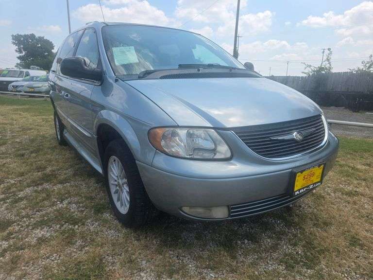 2003 CHRYSLER TOWN AN COUNTRY HANDICAP VAN VIN# 2C8GP64L43R200244 HAS KEY HAS TITLE RUNS AN DRIVES SEE DESCRIPTION