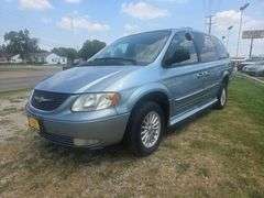2003 CHRYSLER TOWN AN COUNTRY HANDICAP VAN VIN# 2C8GP64L43R200244 HAS KEY HAS TITLE RUNS AN DRIVES SEE DESCRIPTION