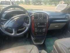 2003 CHRYSLER TOWN AN COUNTRY HANDICAP VAN VIN# 2C8GP64L43R200244 HAS KEY HAS TITLE RUNS AN DRIVES SEE DESCRIPTION