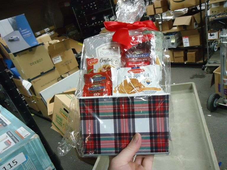 NEW! CHRISTMAS GIFT BASKET