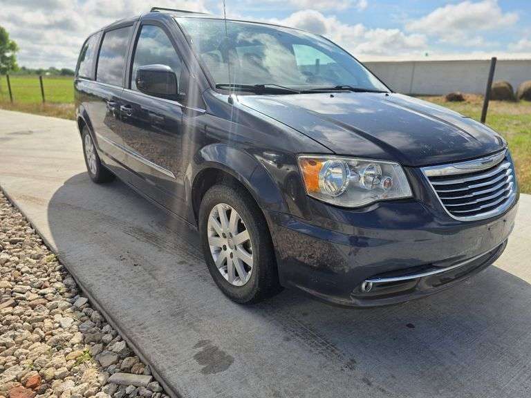 2013 CHRYSLER TOWN AN COUNTRY HAS KEY HAS TITLE RUNS NA DRIVES SEE DESCRIPTION