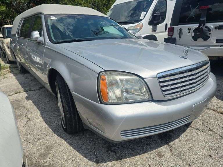 2003 CADILLAC HEARSE HAS KEY HAS TITLE RUNS AN DRIVES SEE DESCRIPTION