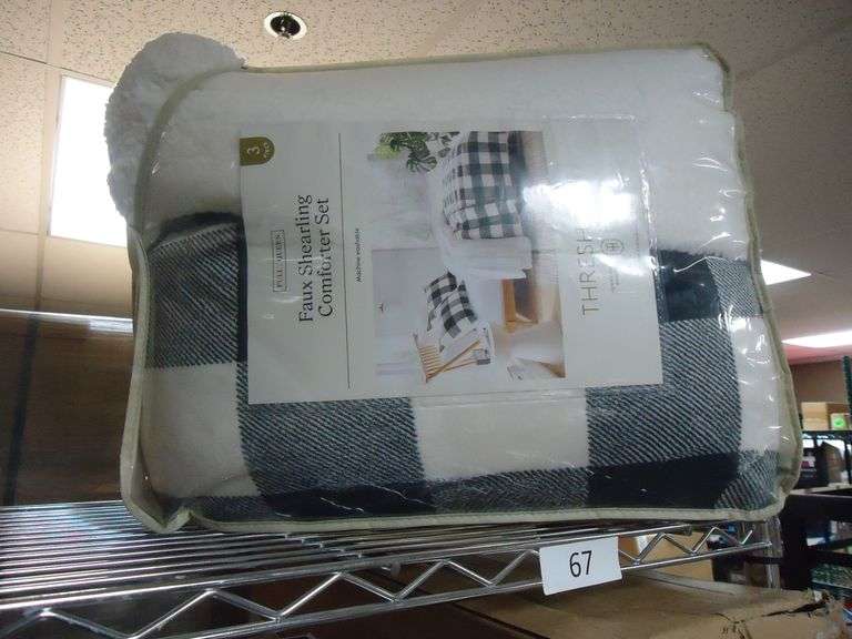 NEW! THRESHOLD FAUX SHEARLING COMFORTER SET. FULL/QUEEN