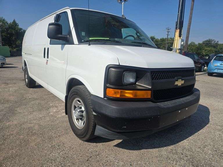 2017 CHEVY EXPRESS CARGO HAS KEY HAS TITLE RUNS AN DRIVES SEE DESCRIPTION