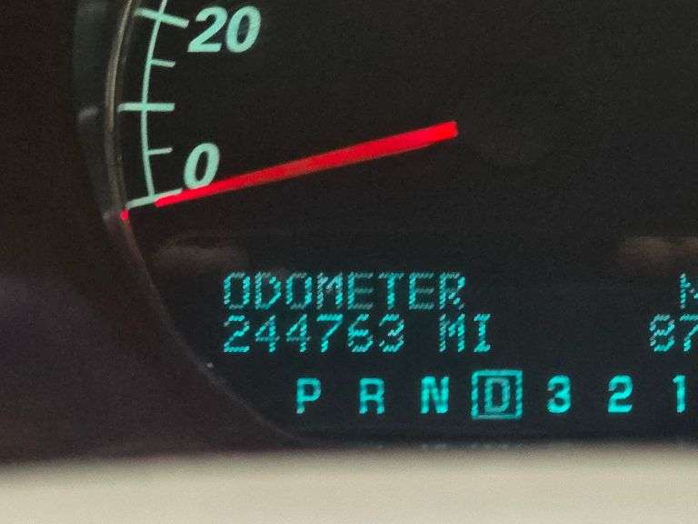 2008 BUICK LUCRENE HAS KEY HAS TITLE RUNS AN DRIVES SEE DESCRIPTION