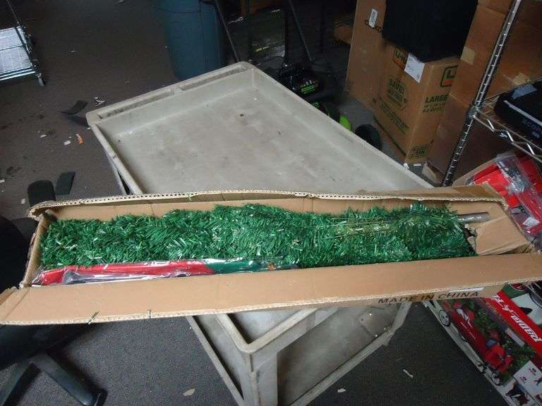 NEW! 6FT GREEN CHRISTMAS TREE