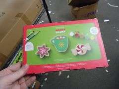 NEW! MONDO LLAMA PAINT YOUR OWN CHRISTMAS DECORATION KIT