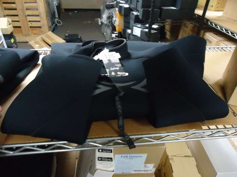 NEW! ZCCO WET SUIT SIZE LARGE