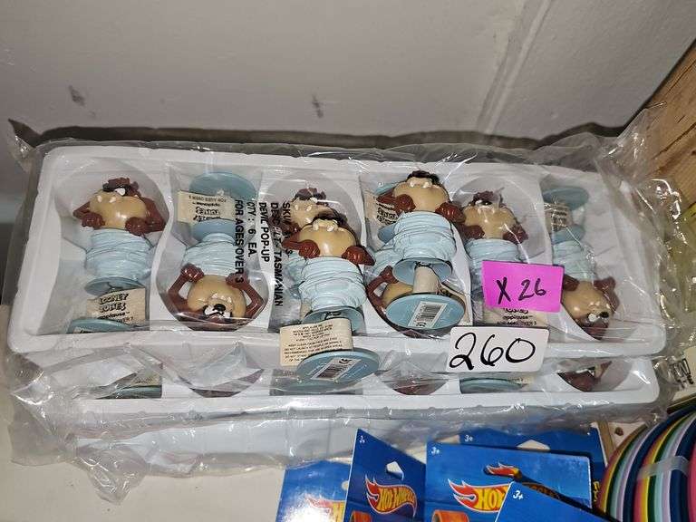 LOONEY TUNES APPLAUSE TASMANIAN DEVIL SPRING FIGURINE APROX 4"