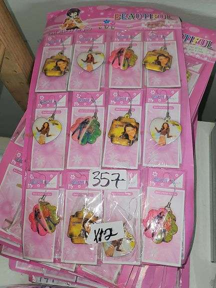 BEAUTIFUL HANNAH MONTANA THEMED KEYCHAINS WITH 12 PER PACK