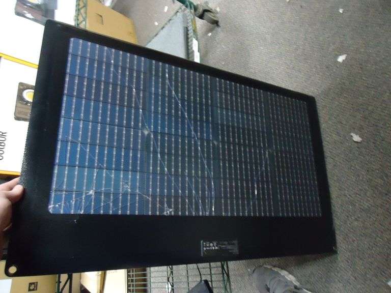 ECOFLOW 220W SOLAR PANEL. CRACKED , BUT STILL HAS OUTPUT