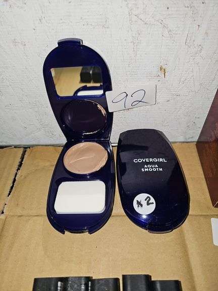 COVERGIRL AQUA SMOOTH FOUNDATION WITH SPONGE INCLD.