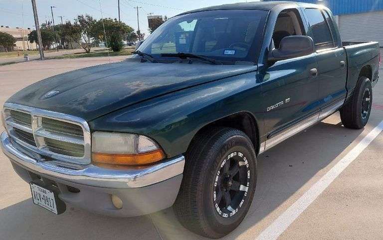 2001 DODGE DAKOTA HAS KEY HAS TITLE RUNS&DRIVES