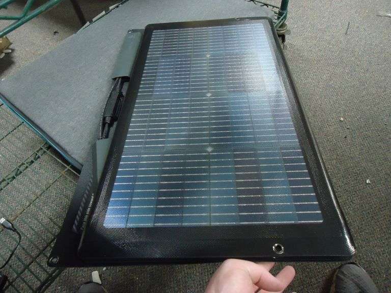 ECOFLOW 220W SOLAR PANEL. CRACKED , BUT STILL HAS OUTPUT