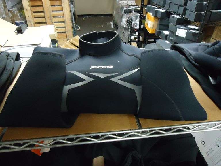 NEW! ZCCO WET SUIT SIZE LARGE