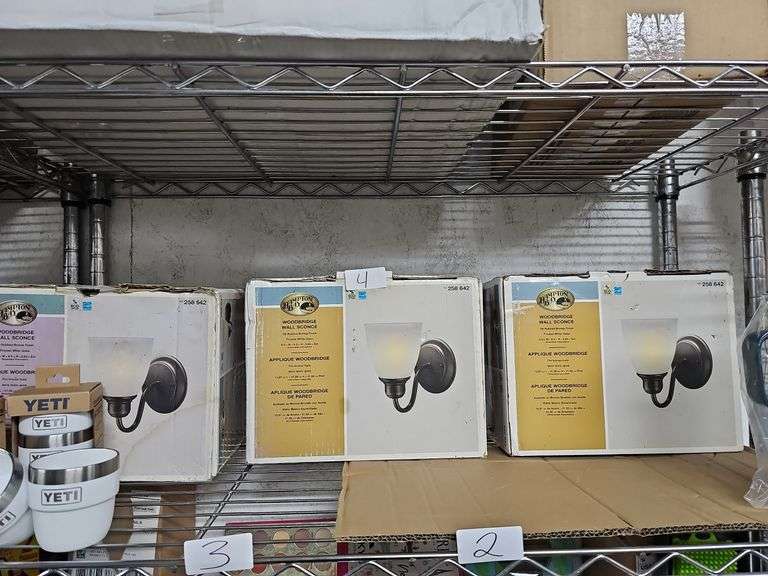 HAMPTON BAY WOODBRIDGE WALL SCONCE IN OIL RUBBED BRONZE FINISH & FROSTED WHITE GLASS 5.5"x8.5"x8.63" 258-642