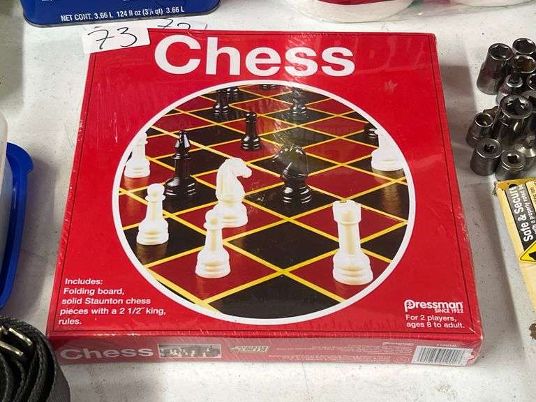 PRESSMAN CHESS BOARD WITH SOLID STAUNTON CHESS PIECES