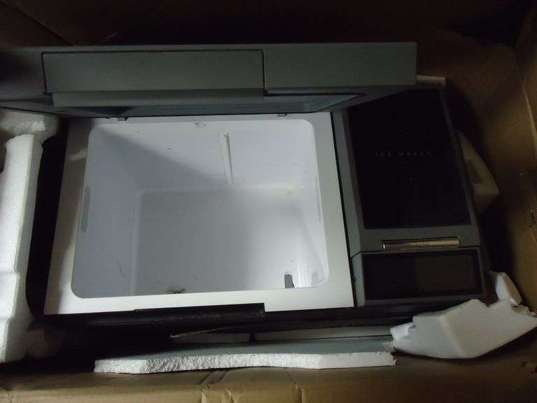 ECOFLOW CUBE COOLER ONLY.BROKEN SCREEN. NO BATTERY OR CHARGER. UNTESTED