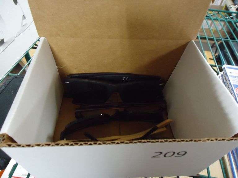 LOT OF GLASSES. 3 SUNGLASSES AND 1 PAIR OF READING GLASSES