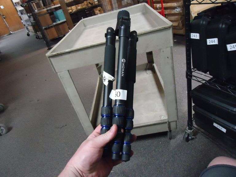 CAMERA TRIPOD