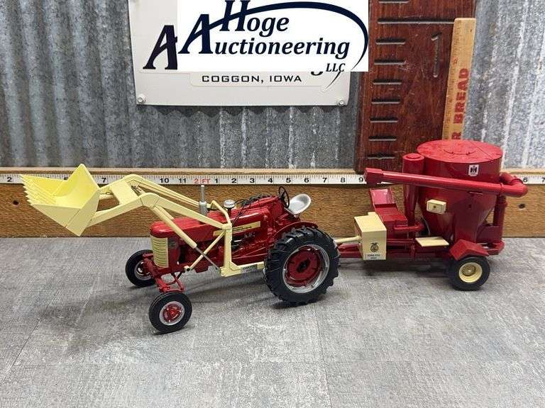 FARMALL 450 WF TRACTOR W/ LOADER, IH 950 GRINDER MIXER,  IOWA FFA 2022, 1:16