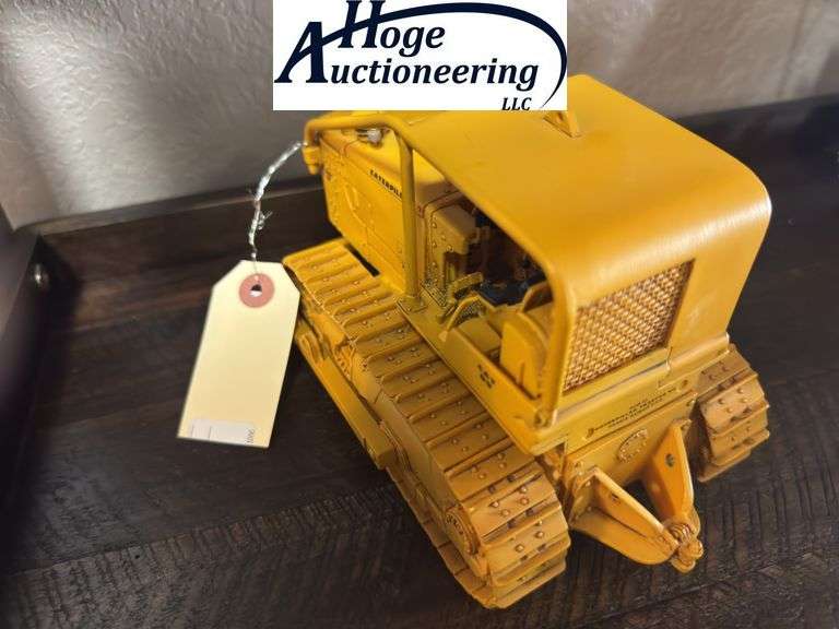 Caterpillar D9 - plastic