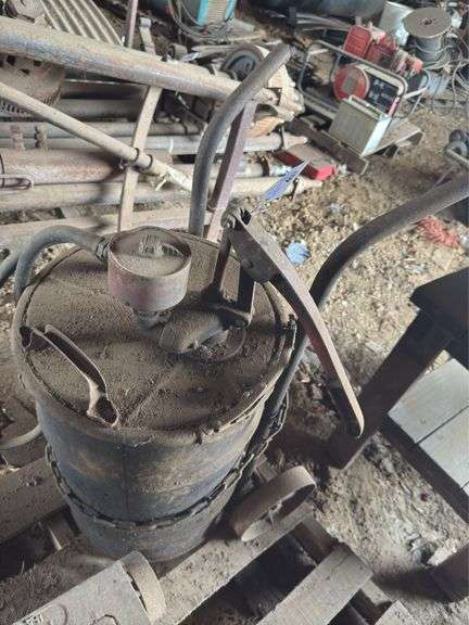 Grease barrel w/pump on 2 wheel cart