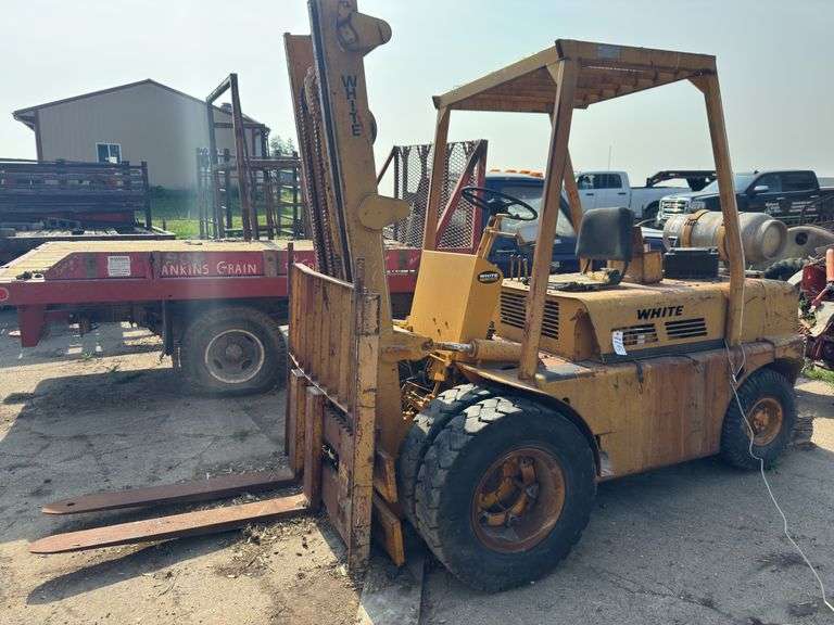 White MY70 LPG forklift. Hasn't ran in years. 7k lift, 4ft forks