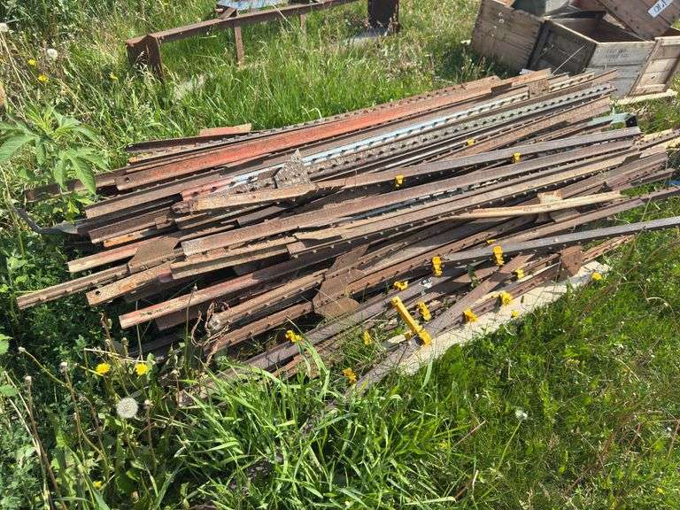 Pallet of T posts. At least 100