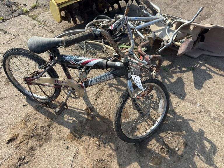 Women's bike w/child seat, 2 boys bikes
