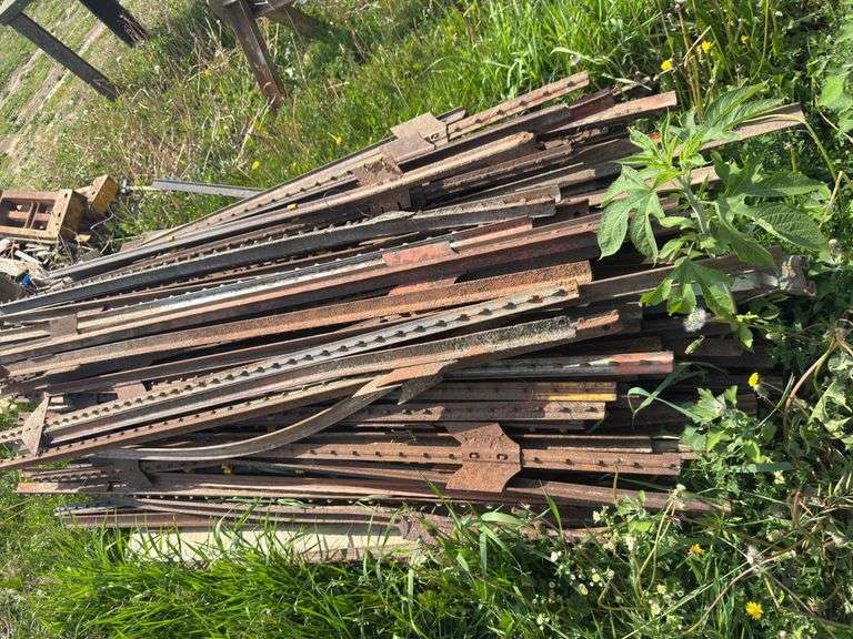 Pallet of T posts. At least 100