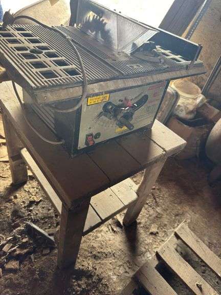 Table saw w/wood table