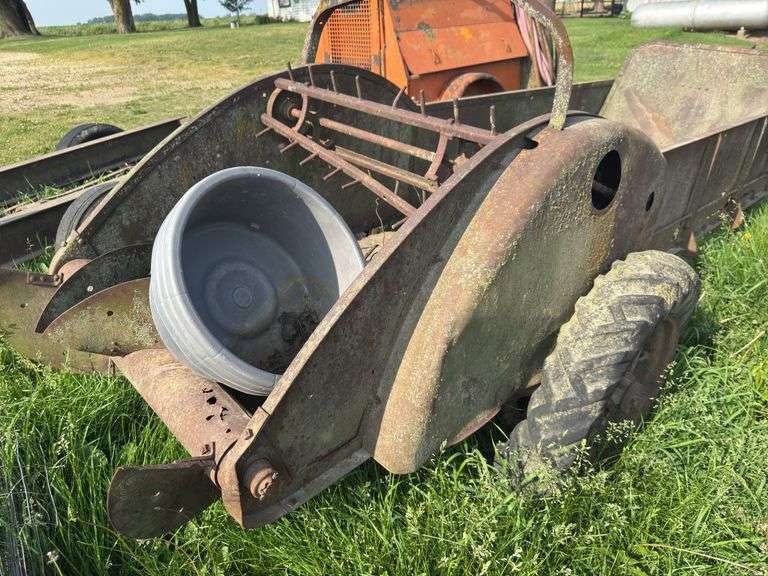 Vintage JD yard art manure spreader