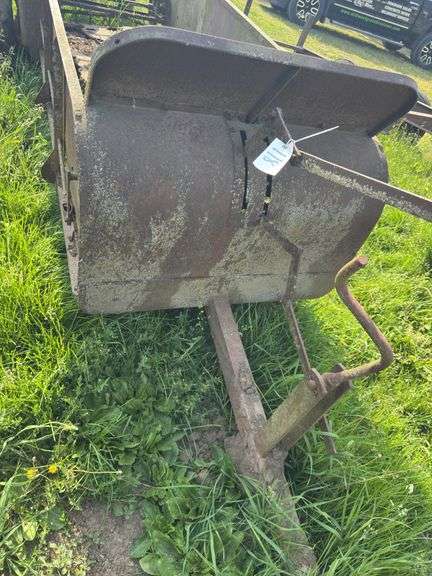 Vintage JD yard art manure spreader