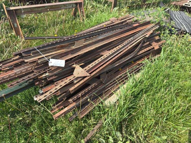 Pallet of T posts. At least 100