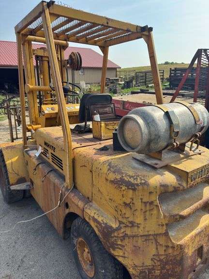 White MY70 LPG forklift. Hasn't ran in years. 7k lift, 4ft forks